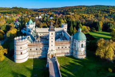 Polonya 'nın Krasiczyn kentindeki Rönesans Kalesi