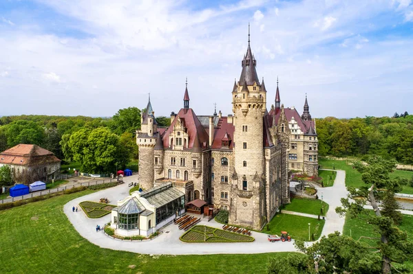 Castillo en Moszna cerca de Opole, Silesia, Polonia — Foto de Stock