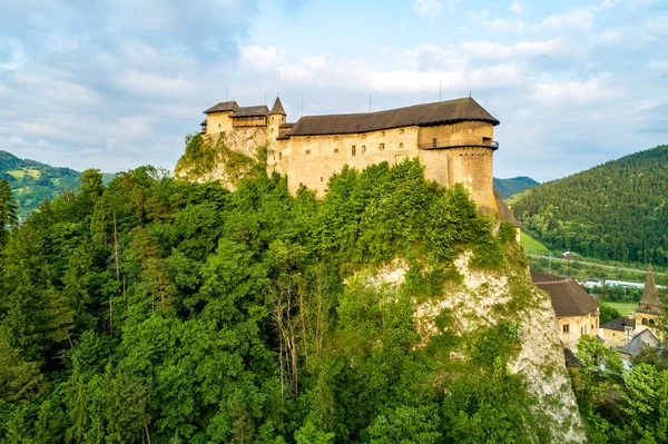 Oravský hrad na Slovensku. Letecký pohled — Stock fotografie