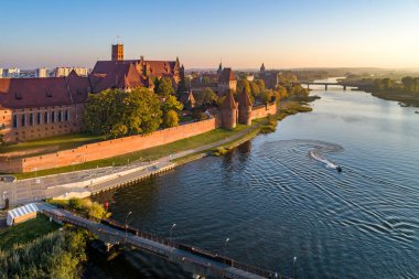 Polonya. Malbork kalesi ve su motosikleti