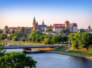 Krakow, Polonya. Wawel kalesi ve katedral, Vistula nehri, Podwawelski köprüsü, ağaçlar ve yaz aylarında gezinti yerleri. Hava görünümü