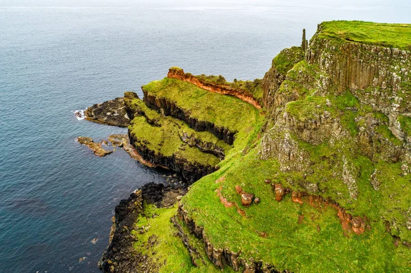 Klippen an der Atlantikküste im Norden Irlands, Großbritannien — Stockfoto