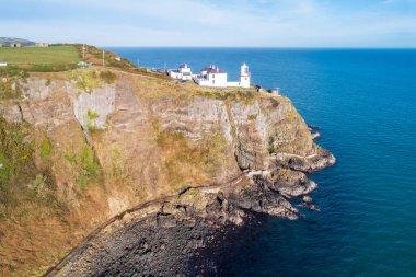 Blackhead Deniz Feneri ve Carrickfergus ve Belfast yakınlarındaki kıyı yolu Atlantik kıyısında dik bir uçurum üzerinde Belfast Kahkahası 'nın girişinde, Antrim County, Kuzey İrlanda, Uk. Hava görünümü