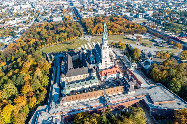 ポーランド チェンストホヴァ ヤスナの強羅では 丘の上の教会および修道院を要塞化しました 有名な歴史的な場所と黒い聖母奇跡的なアイコンとポーランドのカトリックの巡礼地 秋の空撮 — ストック写真