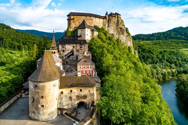 Orava Kalesi-oravsky Hrad Slovakya 'da Oravsky Podzamok içinde. Orava Nehri tarafından son derece yüksek ve dik uçurumda ortaçağ kalesi. Yaz aylarında gündoğumu ışığında havadan görünüm.
