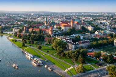 Krakow, Polonya. Tarihi Wawel kalesi ve Vistula nehri ve parkı olan katedral. Gün batımında hava görüntüsü