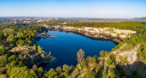 Cracovia Polonia Lago Zakrzowek Con Acantilados Empinados Lugar Antigua Cantera — Foto de Stock