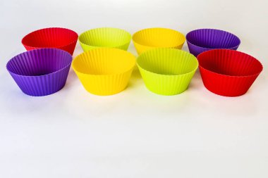 Karışık cupcakes beyaz arka plan üzerinde renkli