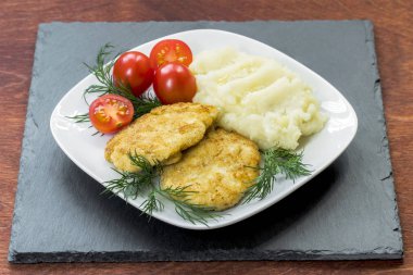      Bir adam bir kırmızı havuç elinde tutar.