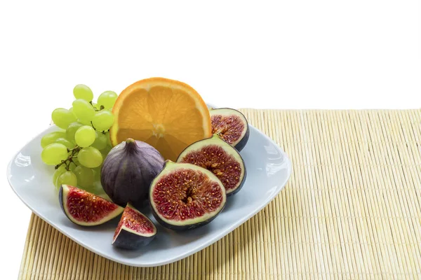 Белая тарелка с летом, сочные, сладкие диетические, экзотические фрукты — стоковое фото