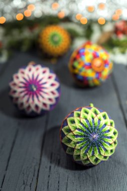 Yılbaşı çelengi yeşil Noel ağacı üzerinde bir wo koniler ile gelen