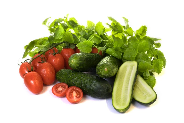 Verduras pepinos y tomates sobre un fondo blanco —  Fotos de Stock