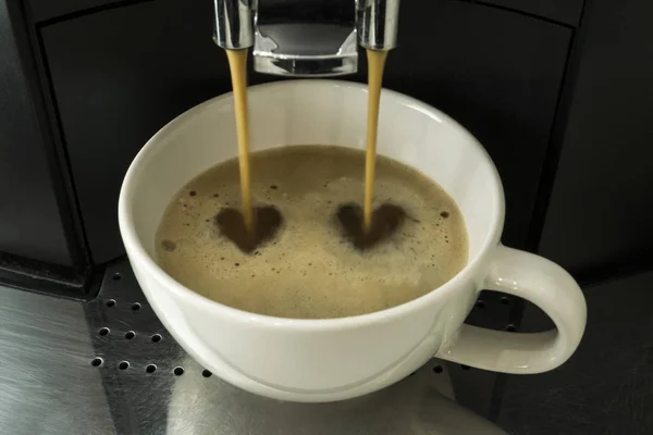 Espresso káva se nalije do bílého hrnku od kávy mači — Stock fotografie