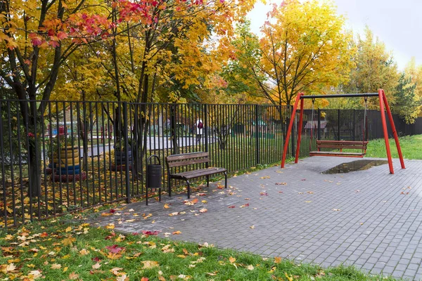 Podzimní krajina lavice a swing žluté listí — Stock fotografie