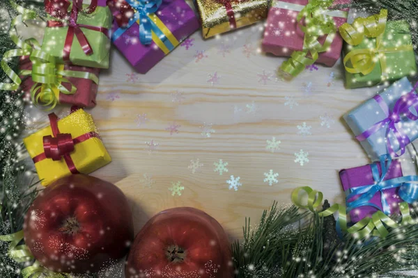 Para o Natal, um presente em uma caixa multicolorida está — Fotografia de Stock