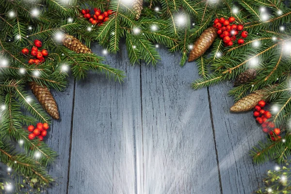 A grinalda de Ano Novo de uma árvore de Natal verde com cones em uma coroa de cera — Fotografia de Stock