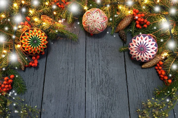 Neujahrskranz aus grünem Weihnachtsbaum mit Zapfen auf dem Kopf — Stockfoto