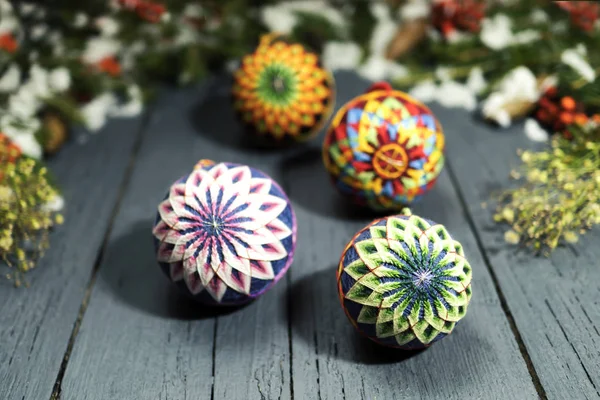 A grinalda de Ano Novo de uma árvore de Natal verde com cones em uma coroa de cera — Fotografia de Stock