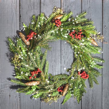 Köknar ahşap arka plan üzerinde Noel çelenk