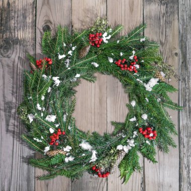 Köknar ahşap arka plan üzerinde Noel çelenk