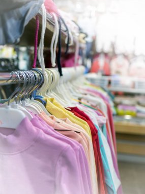 bir askı bir mağazada asılı elbiseleri
