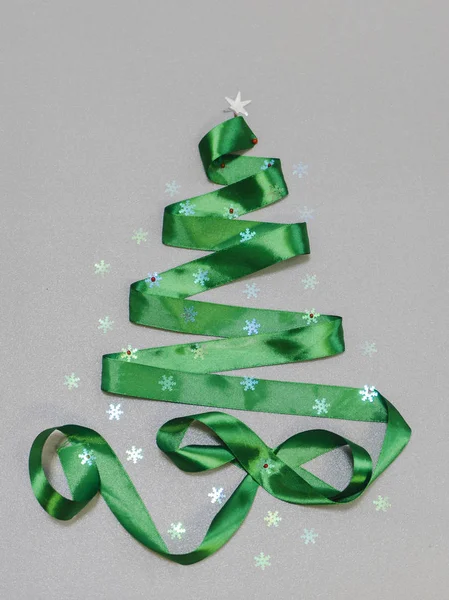 Árvore de Natal é feita de fita têxtil verde — Fotografia de Stock