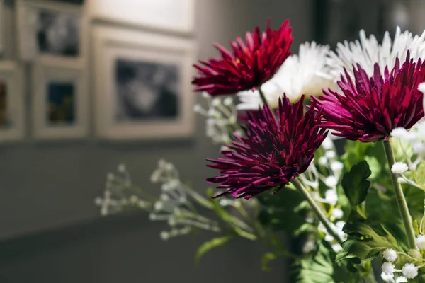 Belo buquê de flores no fundo do interior — Fotografia de Stock