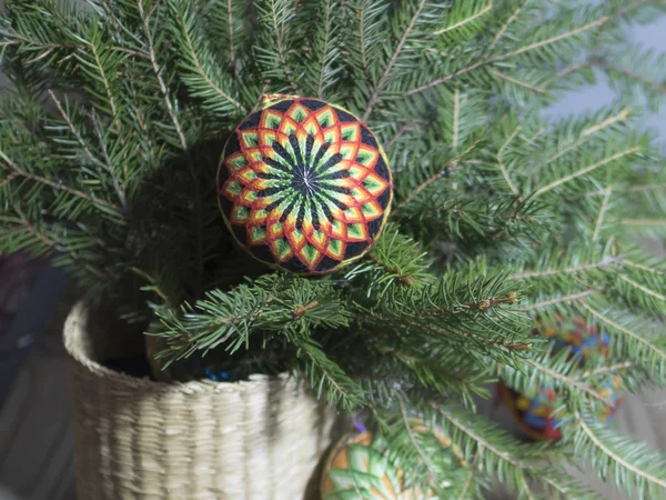 Ghirlanda di anno nuovo da un albero di Natale verde con coni su un wo — Foto Stock