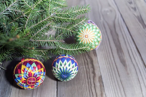 Yılbaşı çelengi yeşil Noel ağacı üzerinde bir wo koniler ile gelen — Stok fotoğraf