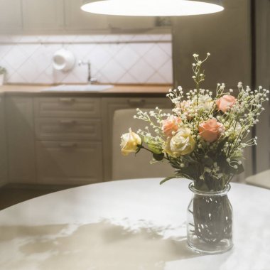 Güzel buket çiçek iç arka plan üzerinde