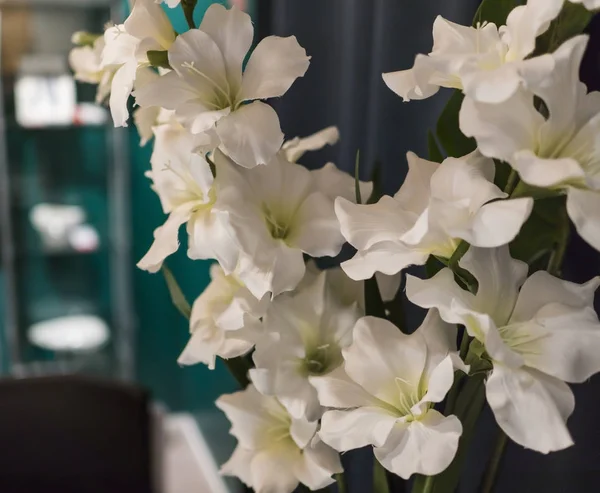 Bellissimo bouquet di fiori sullo sfondo degli interni — Foto Stock
