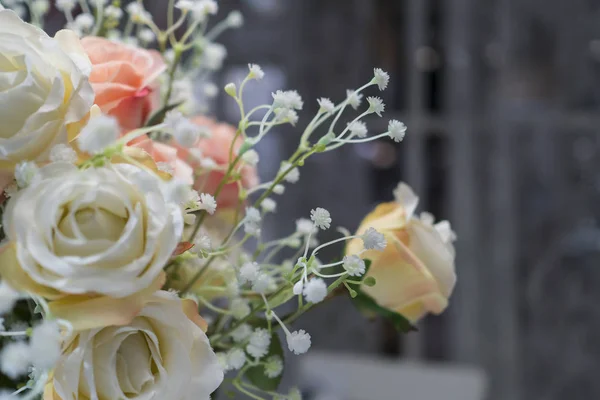 Bellissimo bouquet di fiori sullo sfondo degli interni — Foto Stock