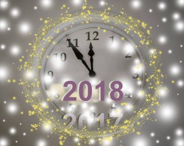 Duvardaki saati beyazdır. Beş dakika kadar yeni çıktı 