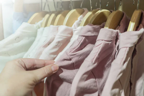 Одежда висит на вешалке в магазине — стоковое фото