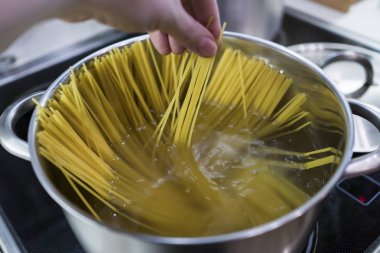 Spagetti büyük bir tencerede kaynar su ile pişirilir.