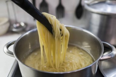 Spagetti büyük bir tencerede kaynar su ile pişirilir.