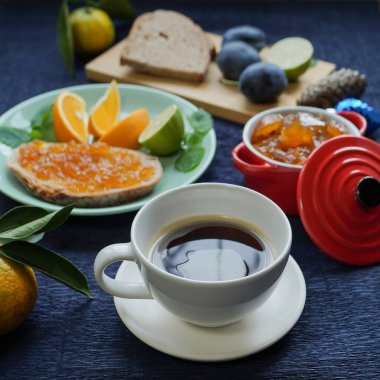 Yeni yıl Kahvaltı, kahve, ekmek, reçel. Festival Tablo ayarı.