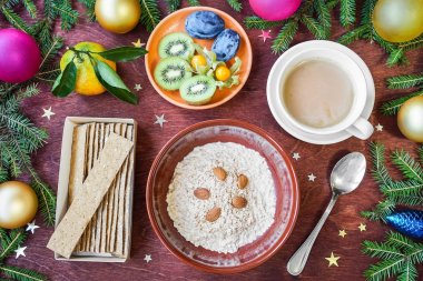 Yeni yıl Kahvaltı, kahve, ekmek, reçel. Festival Tablo ayarı.