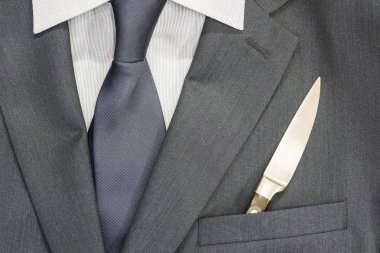 İş erkekler takım. Cebinde bıçak yatıyor. Öğle yemeği zamanı geldi