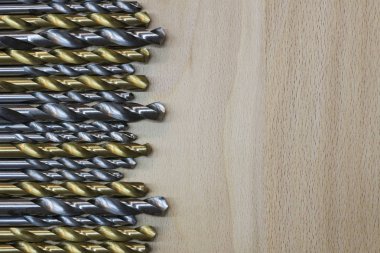 Bir ahşap yüzeye matkap çok.