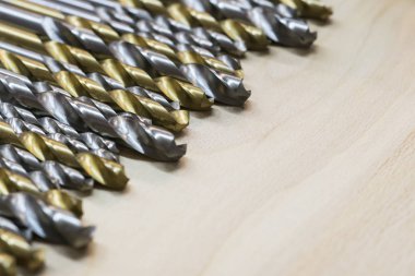 Bir ahşap yüzeye matkap çok.