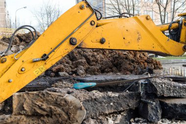 İşçiler bir ekskavatör ile çukur kaz. Yol onarım. 
