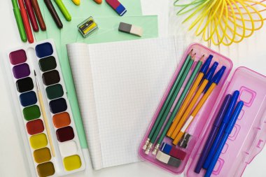 Bir kalem case, kalem, kalem, defter, defter yalan üstünde belgili tanımlık etiket