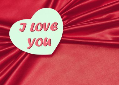 Beyaz kalp metin ile üzerinde kırmızı bir bez seviyorum. İçinde dalgalar 