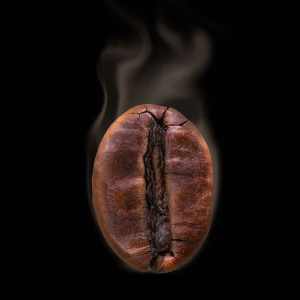 Kaffeekorn aus nächster Nähe. raucht den Rauch. auf schwarzem Hintergrund — Stockfoto