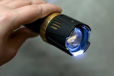 El siyah metal şok edici tutar. 