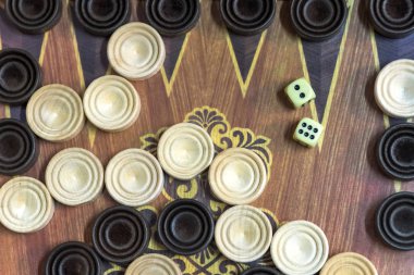 Ahşap tavla. Bir masa oyunu oynamak.