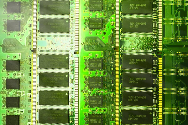 Primer plano de una placa de circuito electrónico con un procesador . — Foto de Stock
