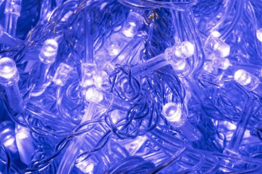 Mavi ışık Noel ağacı yok. Parlayan bir çelenk. Arka plan.