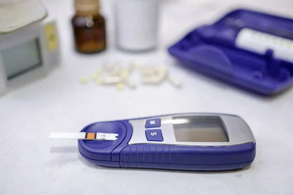 Bir damla kan şeker seviyesini kontrol bir tıbbi test. — Stok fotoğraf